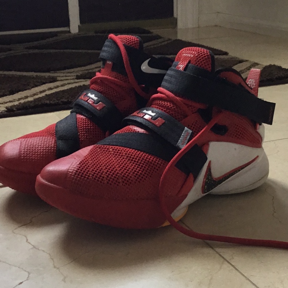 Boys Lebron Solider 9 Basketball Shoes Barely Worn
